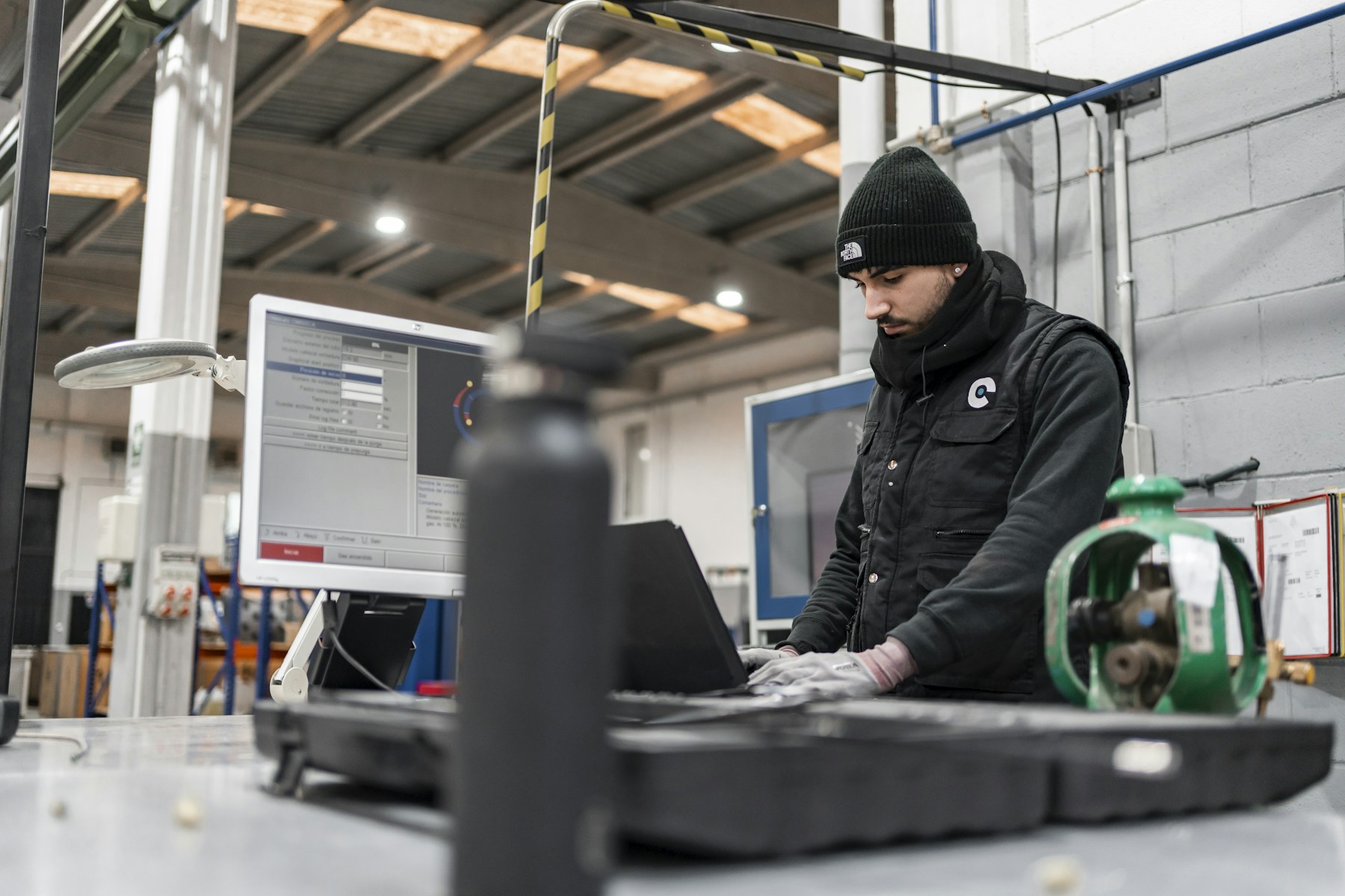 Manufacturing engineer using advanced digital technology